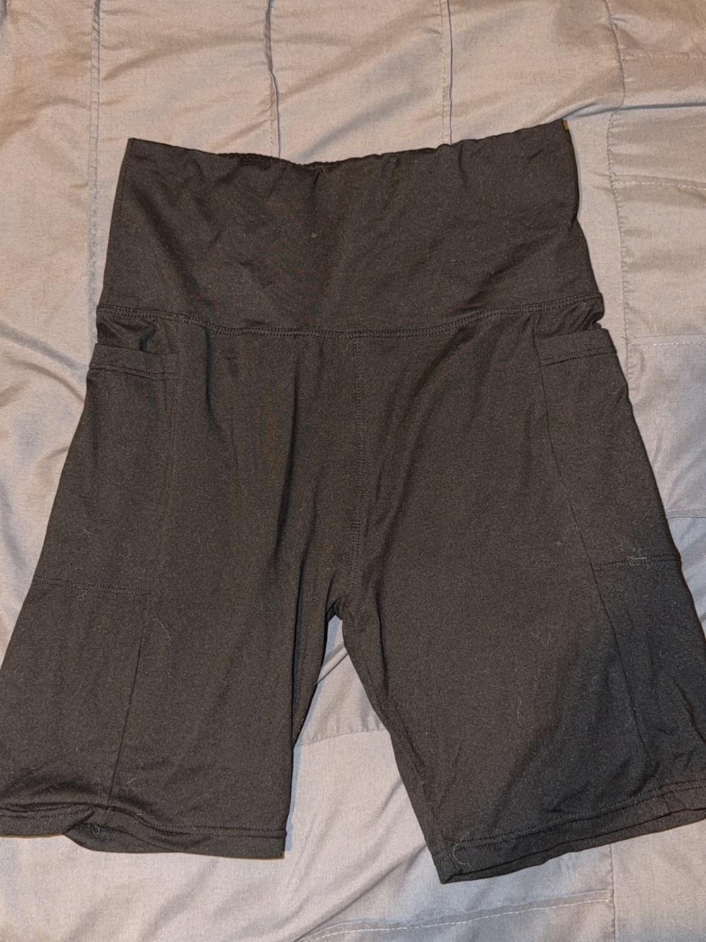 S-M High-Waist Black Women’s Active Shorts with Side Pockets